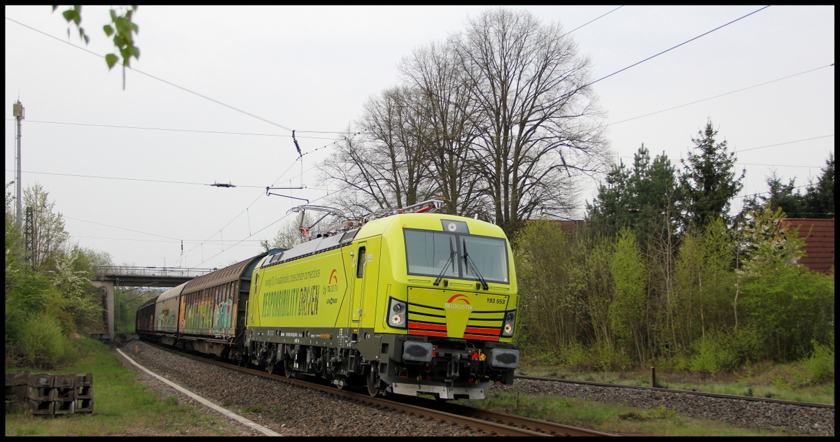 193 553 mit Papierzug und Walter nach Rostock am 15.04.17 in Kerzell