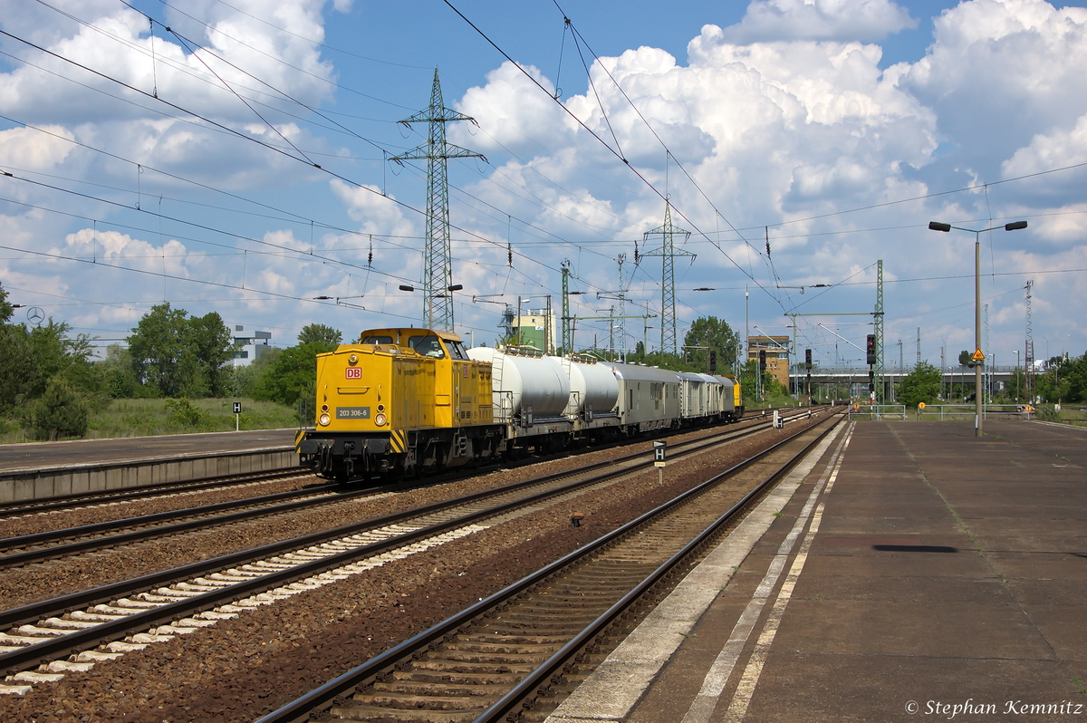 203 306-6 DB Netz AG mit einem Unkrautspritzzug, bei der Durchfahrt in Berlin-Schönefeld Flughafen und fuhr in Richtung Glasower Damm weiter. Am Zugende befand sich die 203 307-4. 20.05.2014