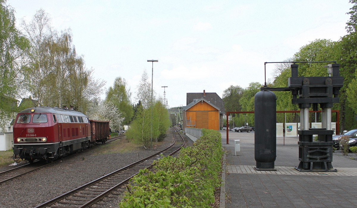 215 086-0 mit Güterwagen und alter Stahlpresse in Puderbach. (11.04.2014)