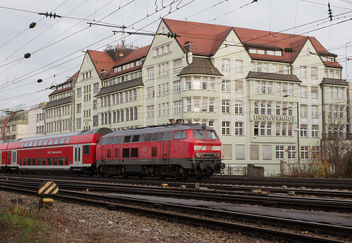 218 400-0 wurde am 24.11.14 mit ihrem Dosto-Zug von Mühldorf nach München Hbf am Rbf München-Süd fotografiert.
