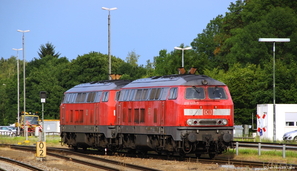 218 421-6 und 217 445-5 rangierten am Abend des 7.7.14 in Mühldorf.