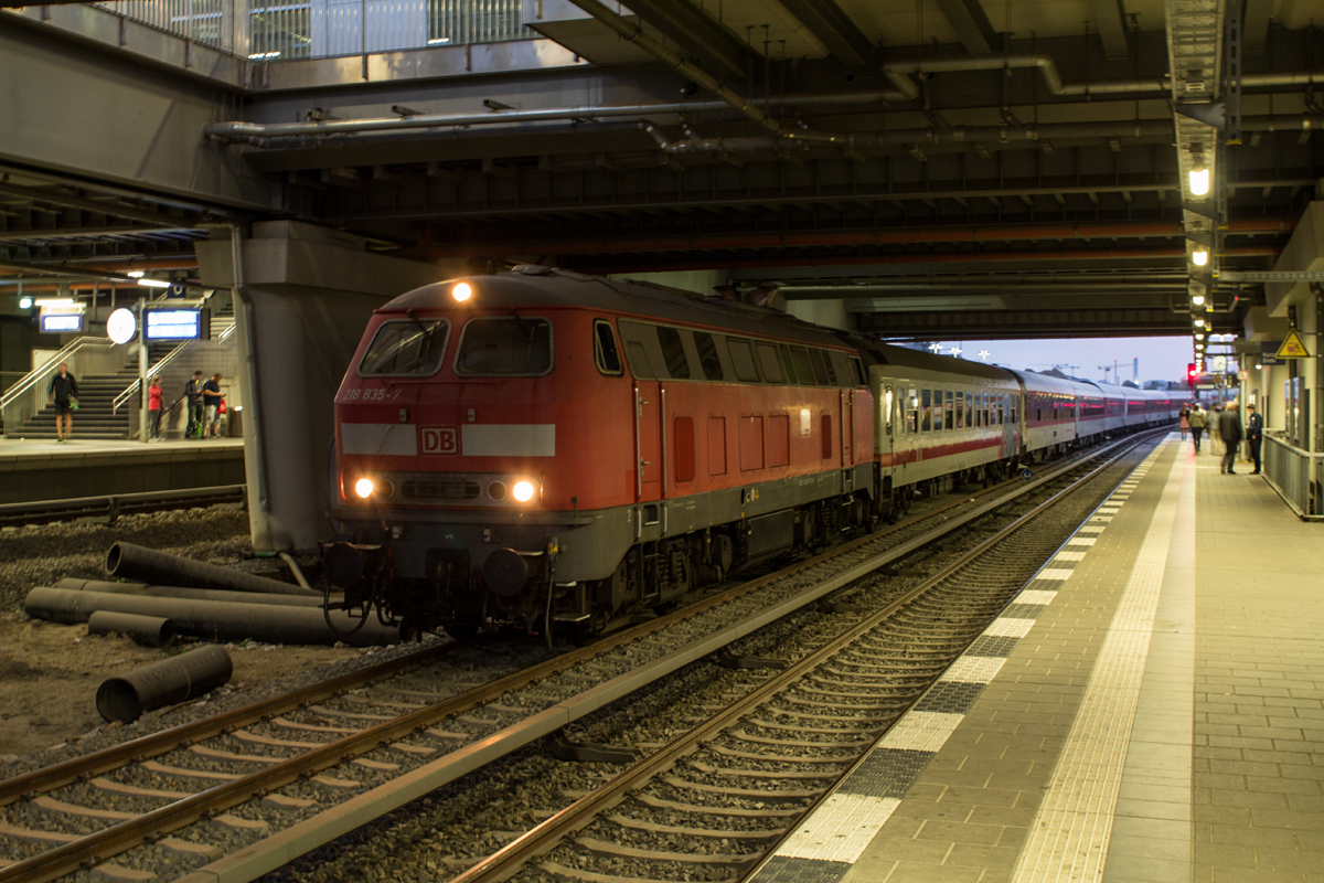 218 835-7 stand am Abend des 23.09.16 mit einem langen Nachtzug zur Überstellung in Berlin Ostkreuz und wartete auf ihre Weiterfahrt.