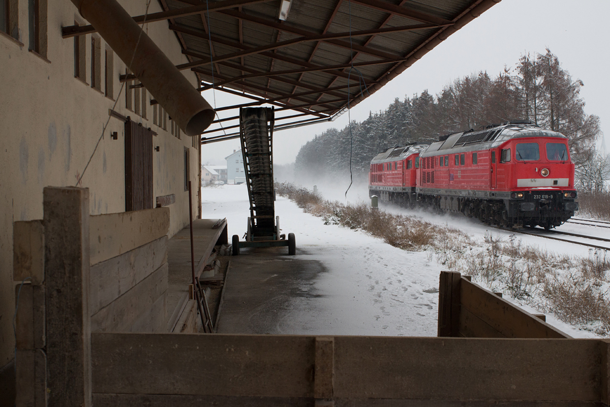 232 618-9 und 233 040-5 aus Mühldorf zur Reparatur nach Nürnberg Rbf wurden bei ihrer Durchfahrt in Geisenhausen am 03.01.16 fotografiert.
