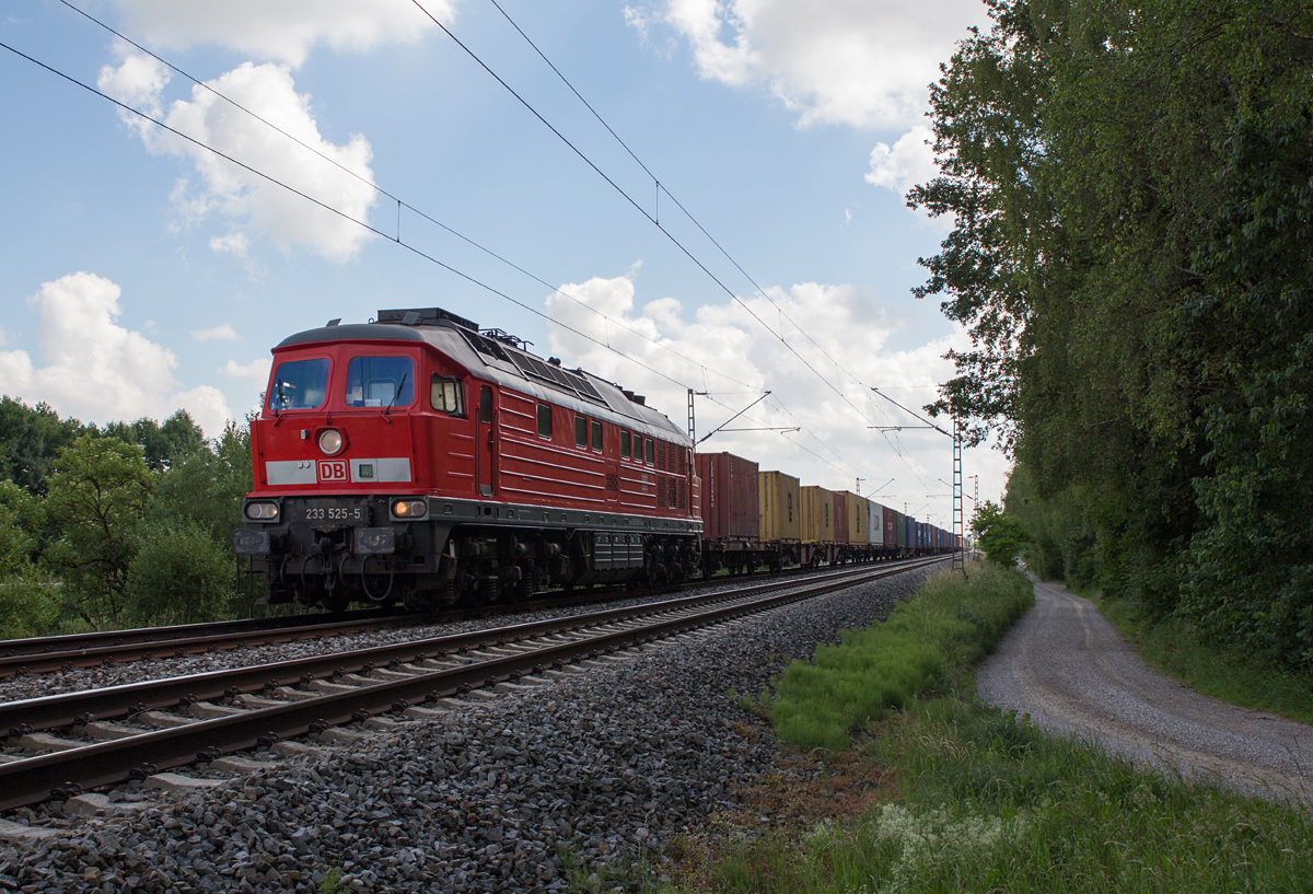 233 525-5 steht schon seit über einem Monat in Diensten des Bh Mühldorf.

Am Sonntag, dem 18.06.17, konnte sie am Rande von Poing mit einem Containerzug in Richtung München abgelichtet werden.