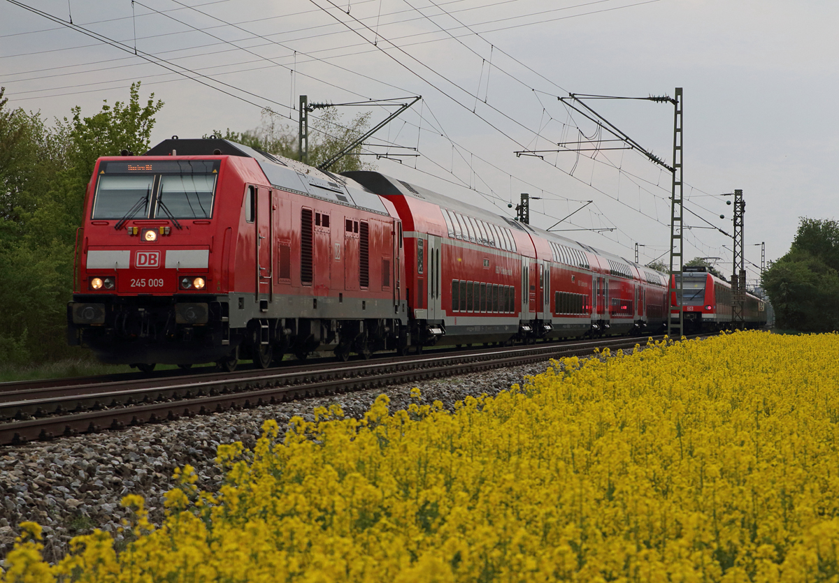 245 009-6 war am 02. Mai 2016 mit ihrem Doppelstockzug von München Hbf nach Mühldorf in Heimstetten unterwegs und passierte einen Triebzug der S-Bahn München.
