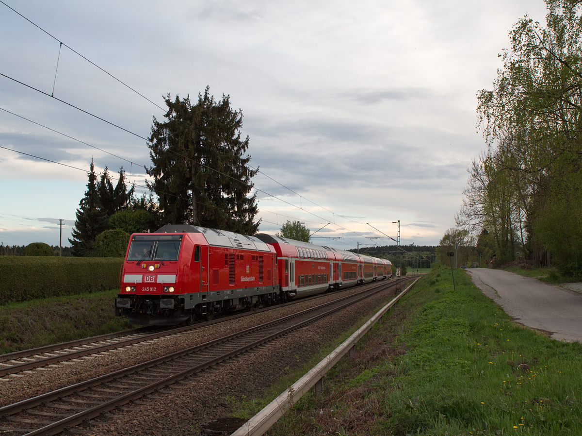 245 012-0 mit ihrem seitlichen  Südostbayernbahn -Schriftzug wurde am Abend des 27.04.15 mit ihrem Dosto-Zug nach Mühldorf am Ortsrand von Markt Schwaben fotografiert.
