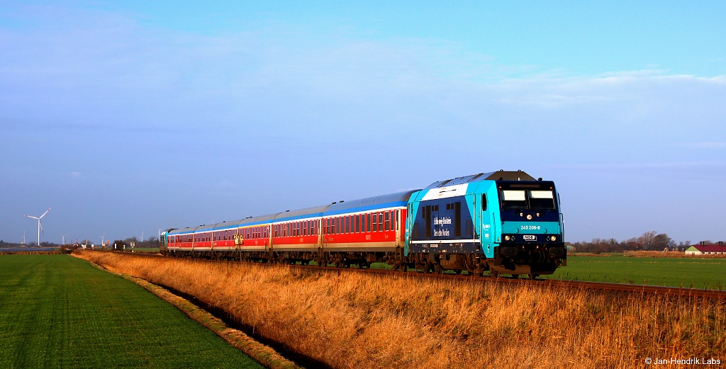 245 206-8 im Einsatz für DB Regio konnte am 11.12.16 mit dem RE 11021 nach Hamburg-Altona bei Niebüll am BÜ Triangl abgelichtet werden.