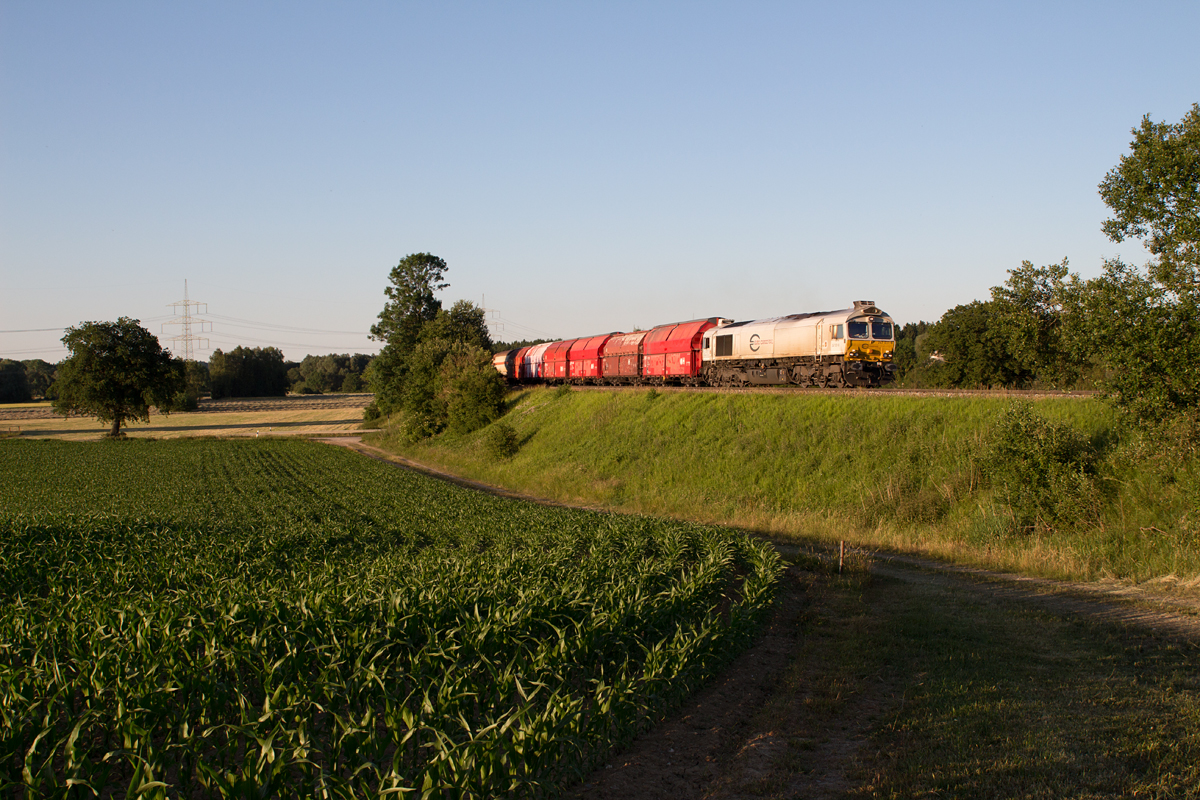 247 031-8 hatte am abendlichen 19.06.17 die Aufgabe, einen planmäßigen gemischten Güterzug von Mühldorf nach München Nord Rbf zu befördern und wurde mit diesem unweit der Kleinstadt Markt Schwaben in Szene gesetzt.