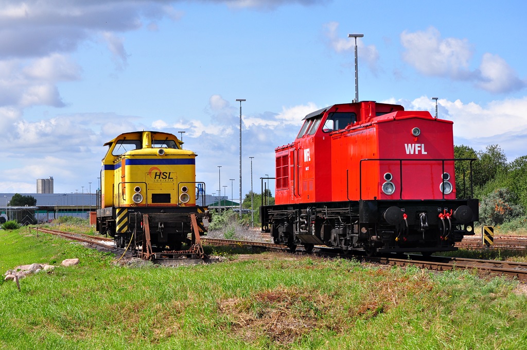 293 021 der WFL und die HSL V-60 genießen ihr Wochenende in Rostock-Seehafen.Hier am 24.08.2014 am Stw R70.