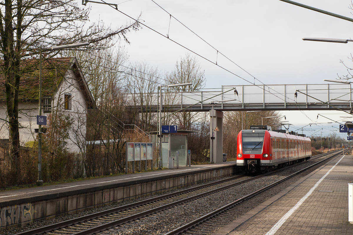 423 623-8 der Münchner S-Bahn wurde als S2 nach Erding am 10.01.16 bei seinem Halt in Grub fotografiert.