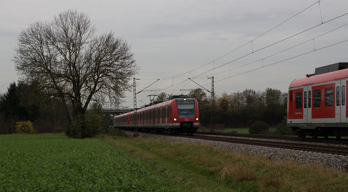 423 679-0 als S2 nach Erding begegnete am 25.10.14 auf freier Strecke zwischen Heimstetten und Grub dem Gegenzug nach Petershausen.