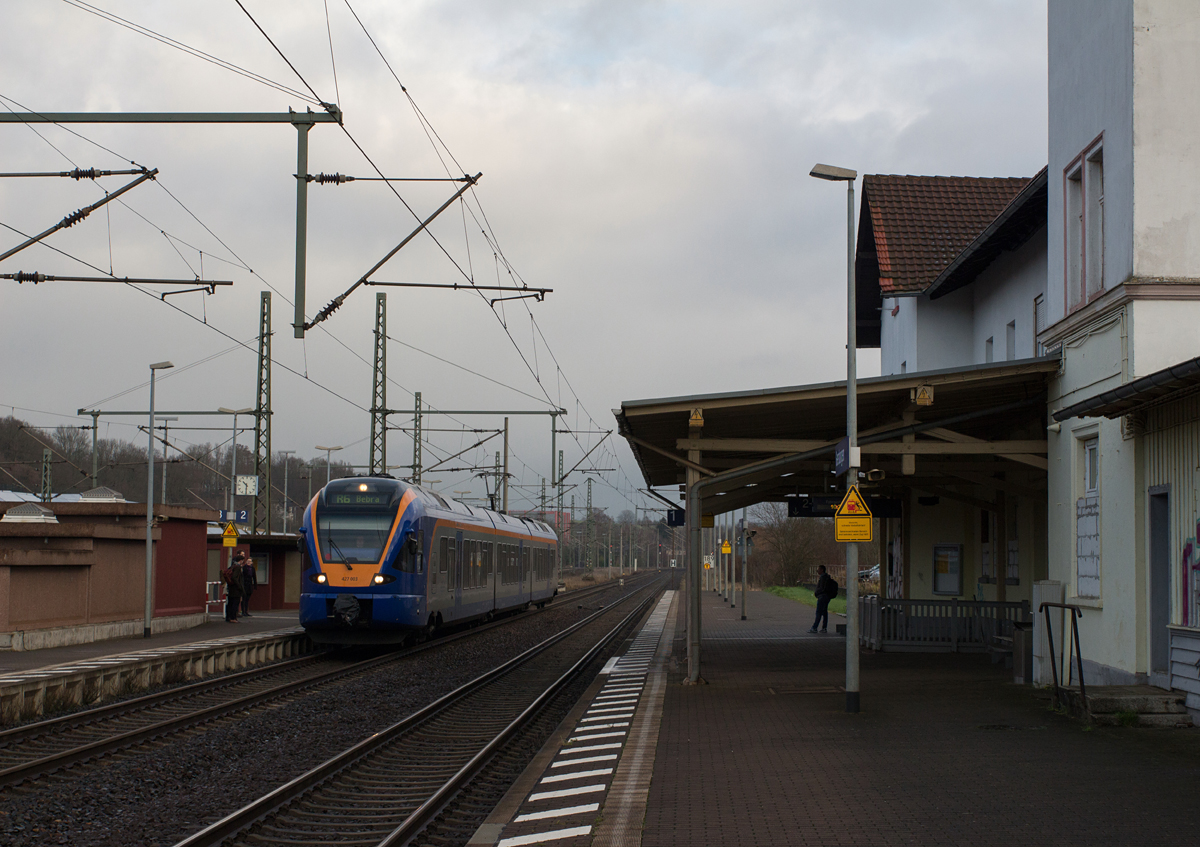 427 003 der Cantus-Bahn als R6 nach Bebra legte am 26.12.14 einen Halt im Bahnhof von Gerstungen ein.