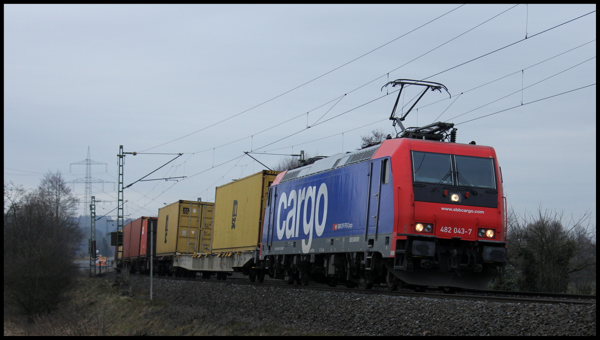 482 043 SBB Cargo mit Metrans Containerzug am 26.02.15 bei Kerzell