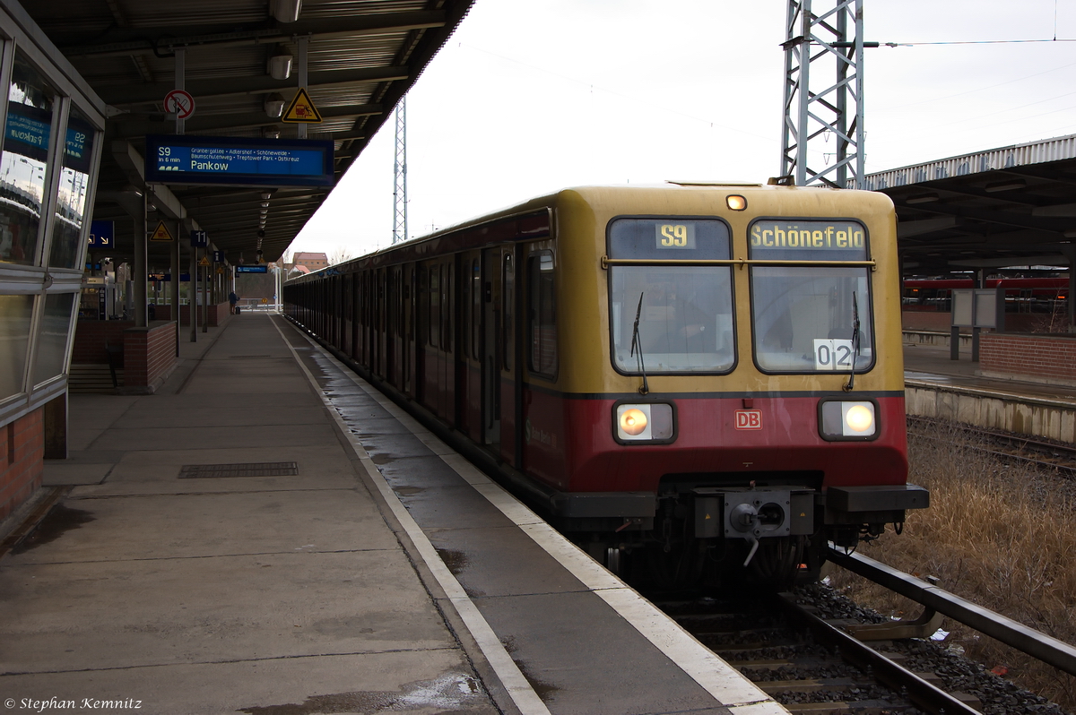 485 088-9 S-Bahn Berlin als S9 (S 9082) von Berlin-Schönefeld Flughafen nach Berlin-Pankow in Berlin-Schönefeld Flughafen. 15.01.2015
