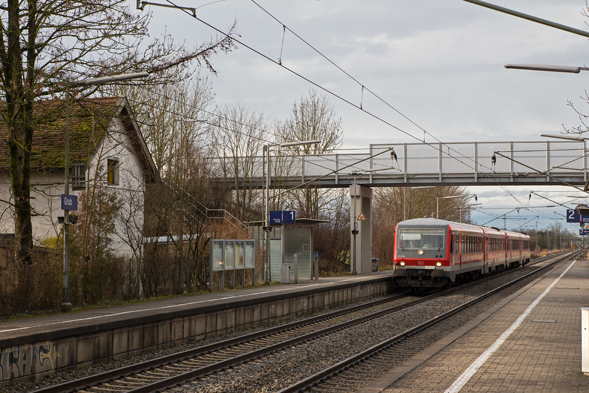 628 584-5 wurde mit seinem Schwesterfahrzeug auf seiner Fahrt von München Hbf nach Mühldorf bei der Durchfahrt am Haltepunkt Grub im Bild festgehalten. (10.01.16)