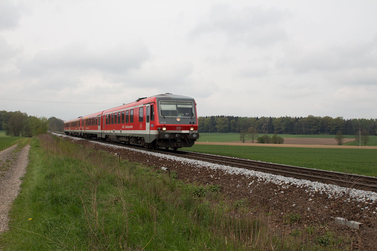 628 628-0 war am 01.05.16 mit einem Schwesterfahrzeug von München Hbf nach Mühldorf in Hörlkofen unterwegs.