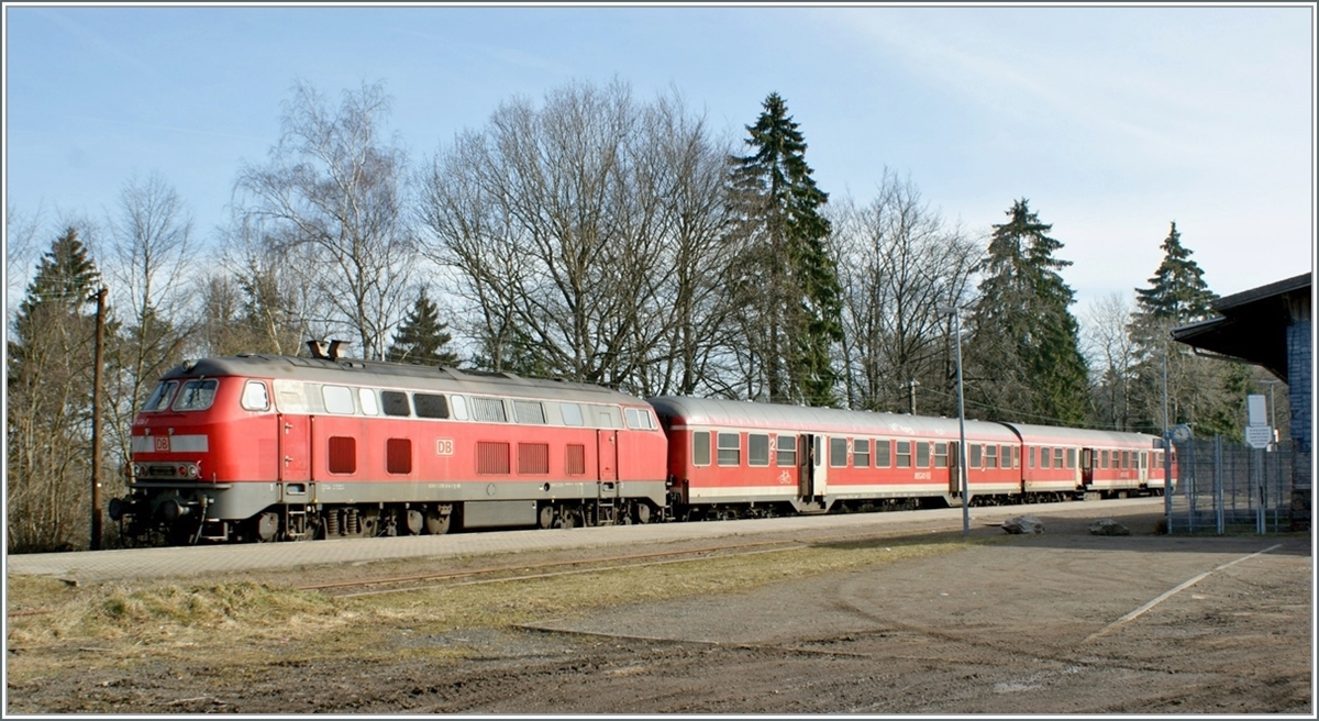 Als auf der Hundsrückbahn noch 218 Züge zogen/schoben - die DB 218 414-1 wartet mit ihrem Zug nach Boppard in Emmelshausen auf die Abfahrt.
Leider habe ich es versäumt, bzw. keine Zeit gehabt, Streckenbilder dieser Landschaftlich schönen Bahn zu machen.

18. März 2018