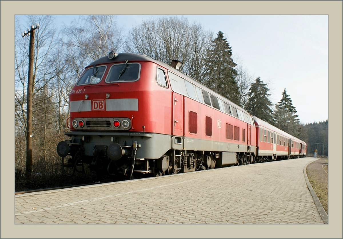 Als auf der Hundsrückbahn noch 218 Züge zogen/schoben - die DB 218 414-1 wartet mit ihrem Zug nach Boppard in Emmelshausen auf die Abfahrt. 

18. März 2018