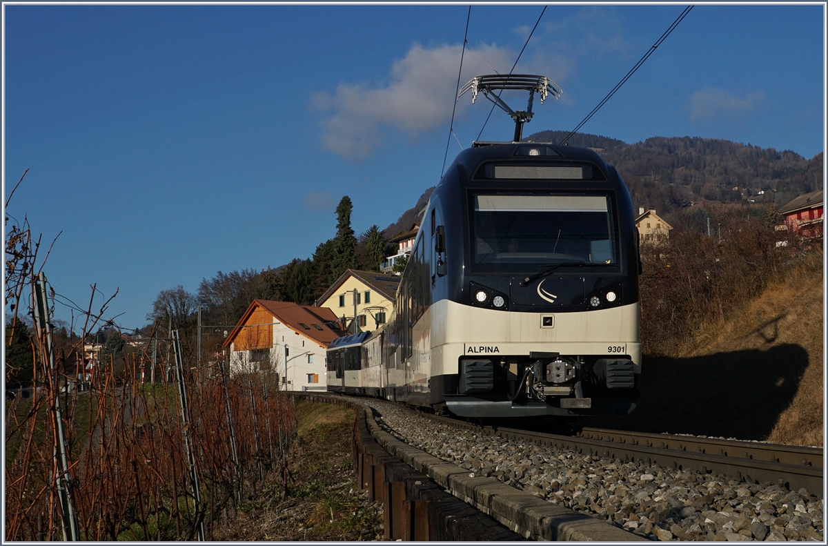 Als Regionalzug 2221 von Zweisimmen nach Montreux unterwegs: Der MOB Alpina ABe 4/4 9301, zwei Zwischenwagen und dem Aplina Be 4/4 9201 bei Planchamp.
27. Dez. 2016
