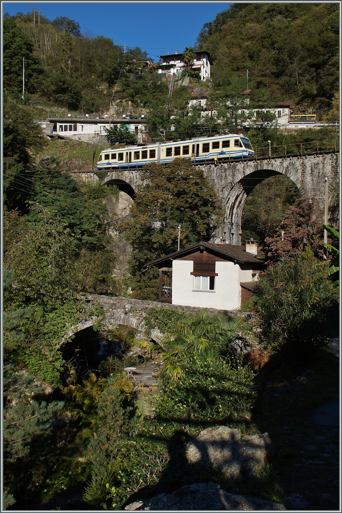 Als Regionalzug von Camedo nach Locarno unterwegs konnte dieser FART ABe 4/6 kurz vor Intargna fotografiert werden.
21. Sept. 2015 