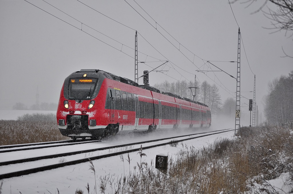 Als S2 aus Güstrow rollt die 442 339 durch das winterliche Sildemow in Richtung Rostock Hbf.