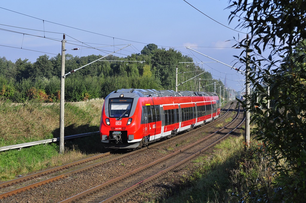 Als S2 nach Güstrow rollt der 442 359 am 01.10.2015 durch Sildemow.
