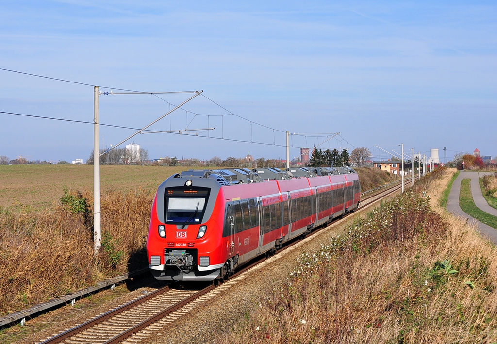 Als S3 nach Gstrow ruscht der erste Rostcoker 442 am 31.10.2013 durch Sildemow in Richtung Kavelstorf.Hier der 442 338 bei Gragetopshof.