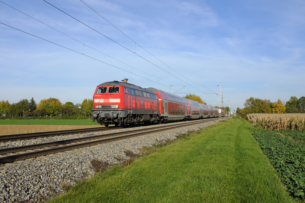 Als  Sandwich -Doppelstockzug waren 218 421-6 als Zuglok und 218 422-4 als Schublok am Nachmittag des 13.10.17 von Mühldorf nach München bei Grub unterwegs.
