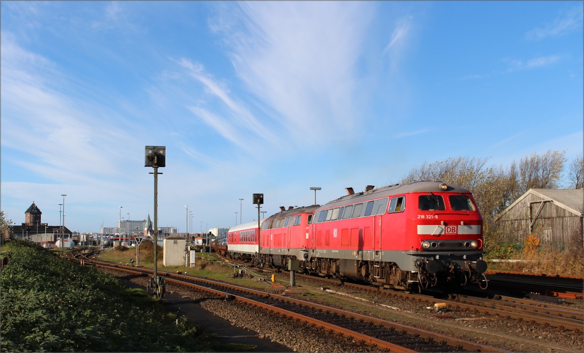 Am 08.11.15 zogen 218 321 und 218 386 den Sylt-Shuttle aus dem Westerländer Bahnhof in Richtung Niebüll