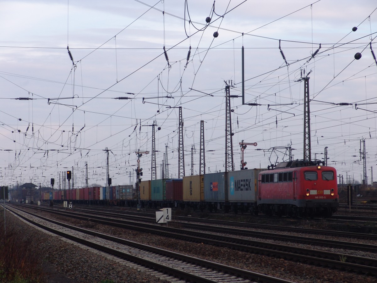 Am 09.12.2013 raste 140 003-5 der EBM mit Containerleine durch Halle.