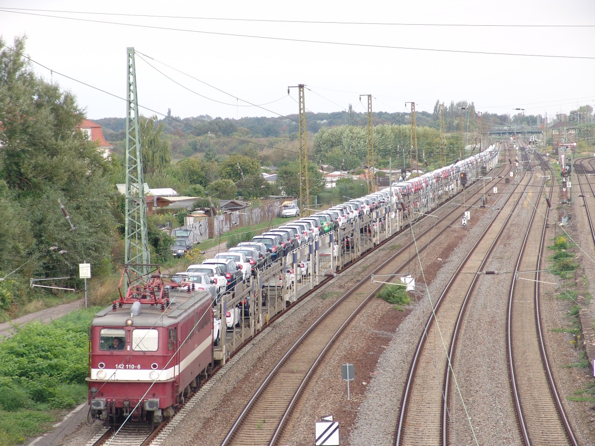 Am 22.09.2013 durch fuhr 142 110-6 mit Autozug Halle Saale.