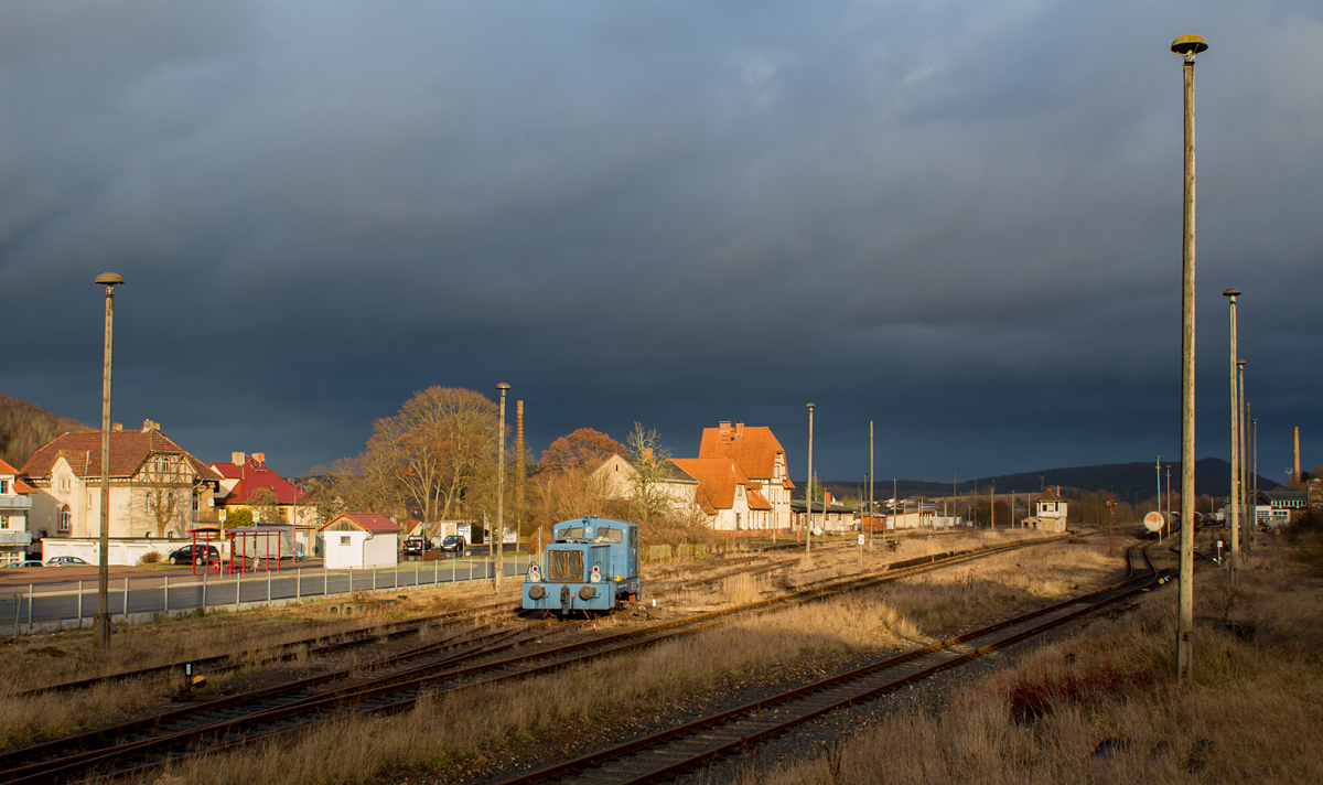 Am 24. Dezember 2016 riß die dichte Wolkendecke über Vacha kurzzeitig auf und beleuchtete für kurze Zeit wohltuend den seit mittlerweile 15 Jahren stillgelegten Bahnhof Vacha samt seiner Gleisanlagen und der Lok 5 der IG Hirzbergbahn e.V..
