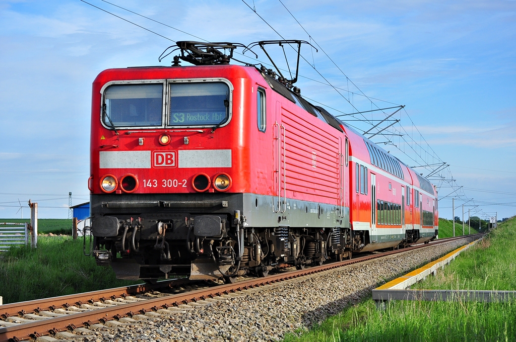 Am 24.05.2013 rollt die 143 300 mit ihrer S3 aus Güstrow durch Gragetopshof in Richtung Rostock Hbf.