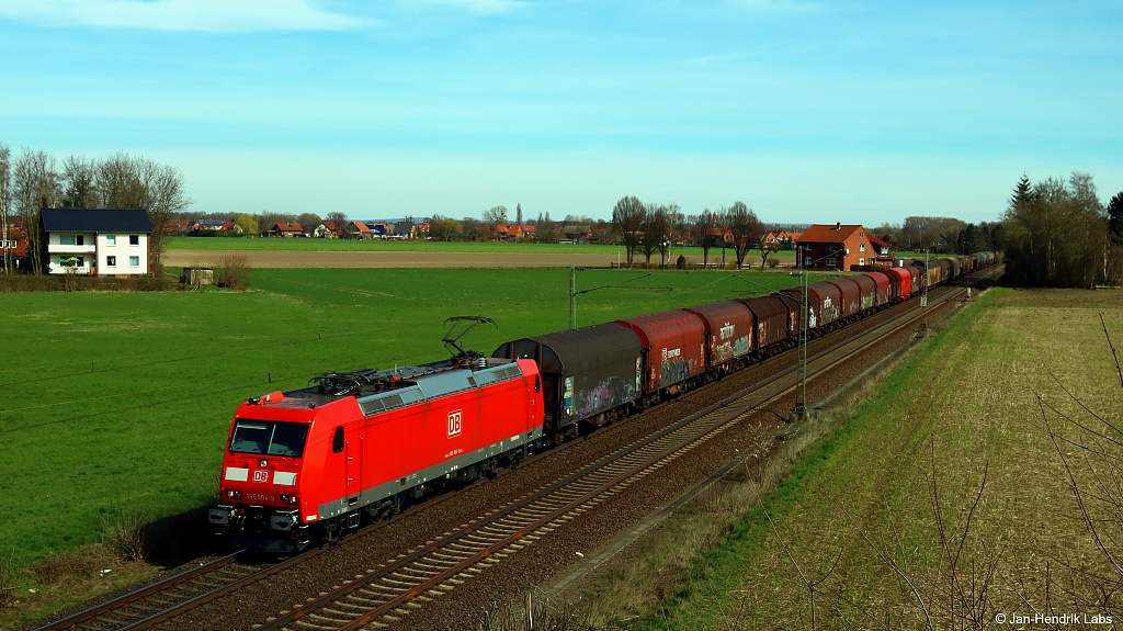 Am 25.03.17 fuhr die 185 004-9 von DB Cargo mit einem gemischten Güterzug bei Kirchhorsten an den Fotografen vorbei weiter in Richtung Minden (Westf).