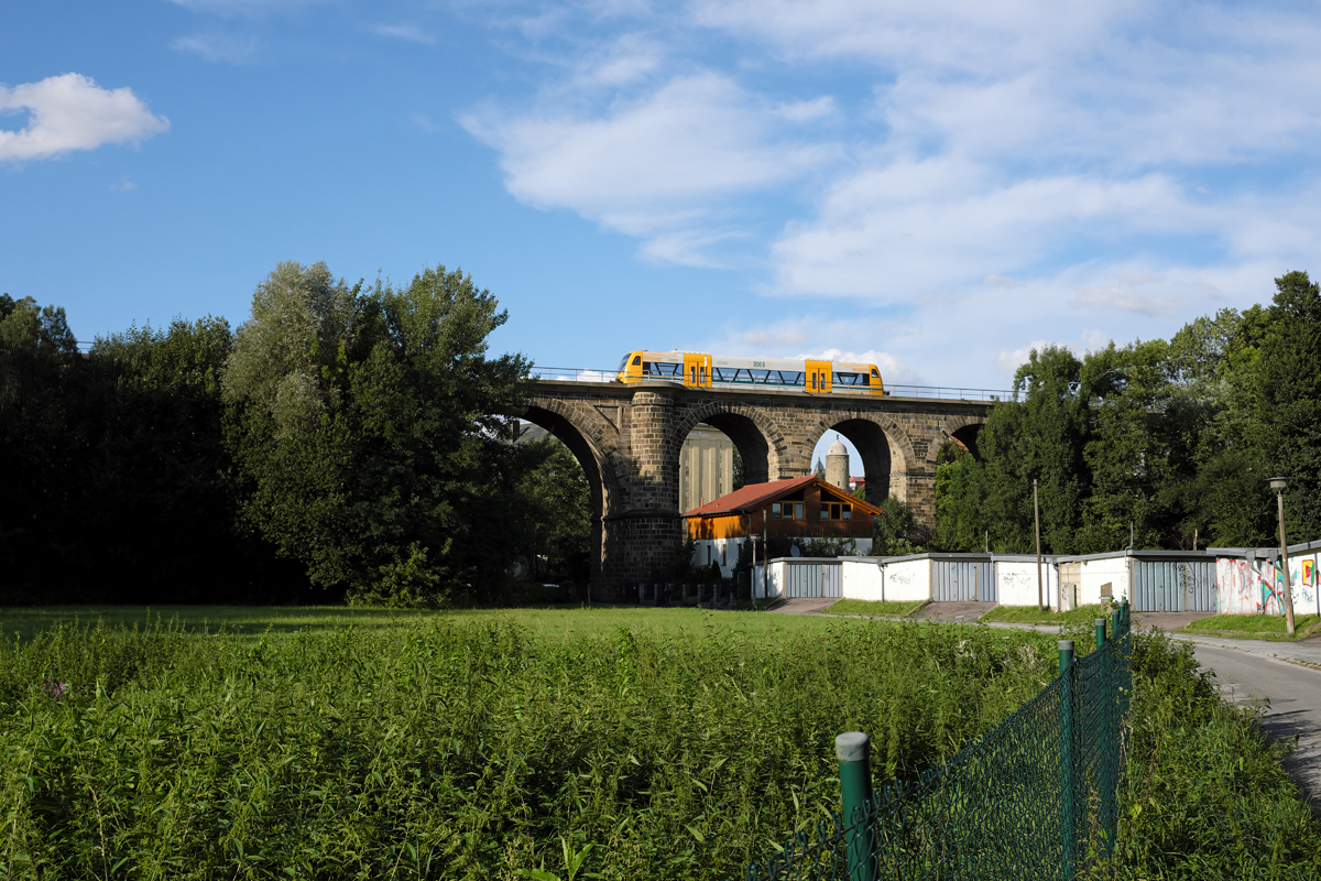Am frühen Abend des 19. August 2017 konnte ein Triebwagen der BR 650 der ODEG auf seinem Weg von Görlitz nach Bischofswerda am Bautzener Viadukt im Bild festgehalten werden.