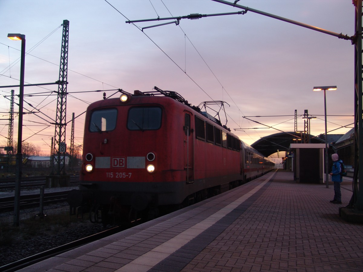 Am frühen Morgen des 17.01.2014 wartet eine Lok der Baureihe 115 im Hallenser Hauptbahnhof. 115 205-7 wird nach einem 2 minütigen Halt die fahrt mit IC 2238 in Richtung Magdeburg fortsetzen.