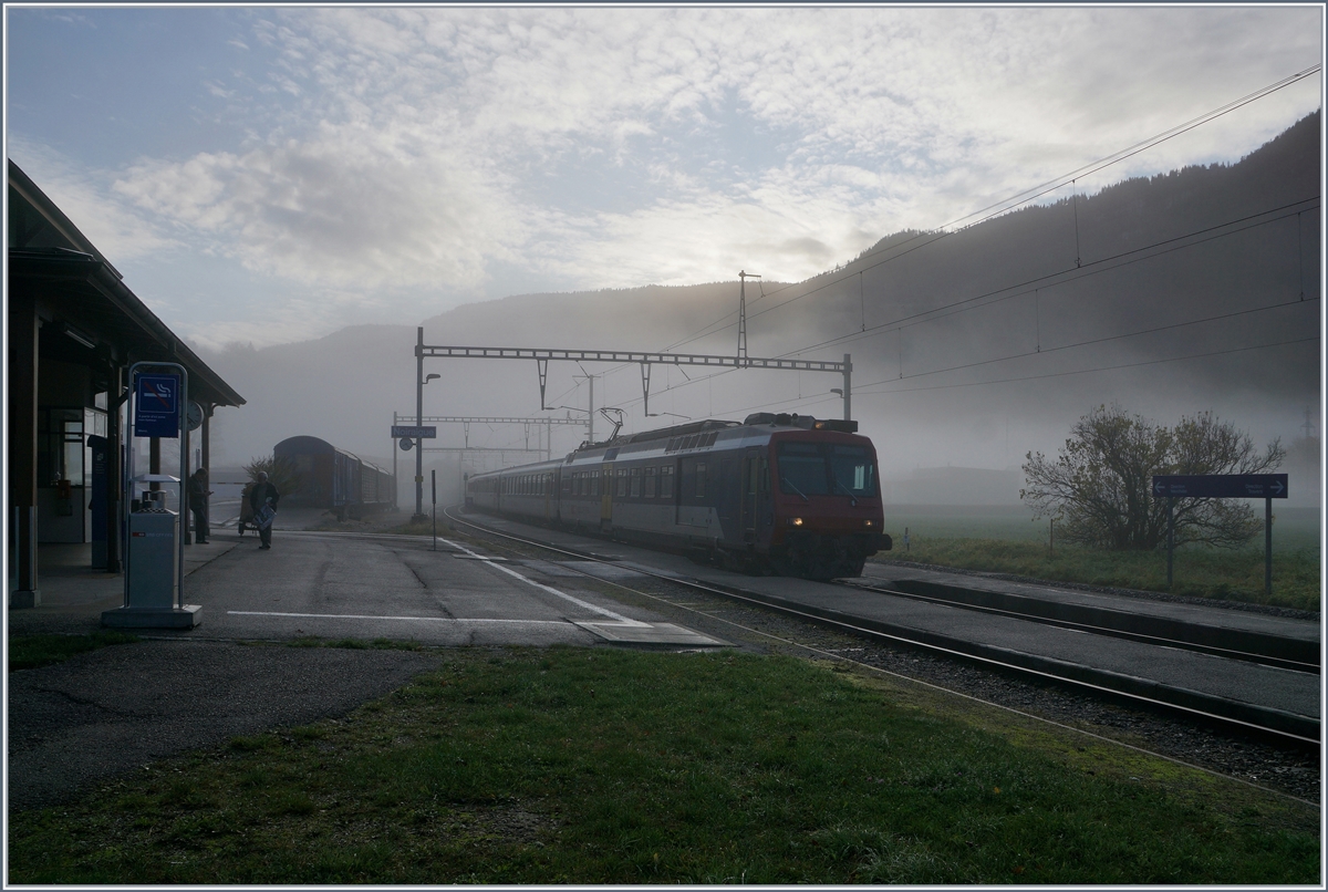 Am frühen und noch nebligen Morgen erreicht der  RE Neuchatl Frasne den Bahnhof Noiraigue, wo es einen Gegenzug abzuwarten gilt.

5. Nov. 2019