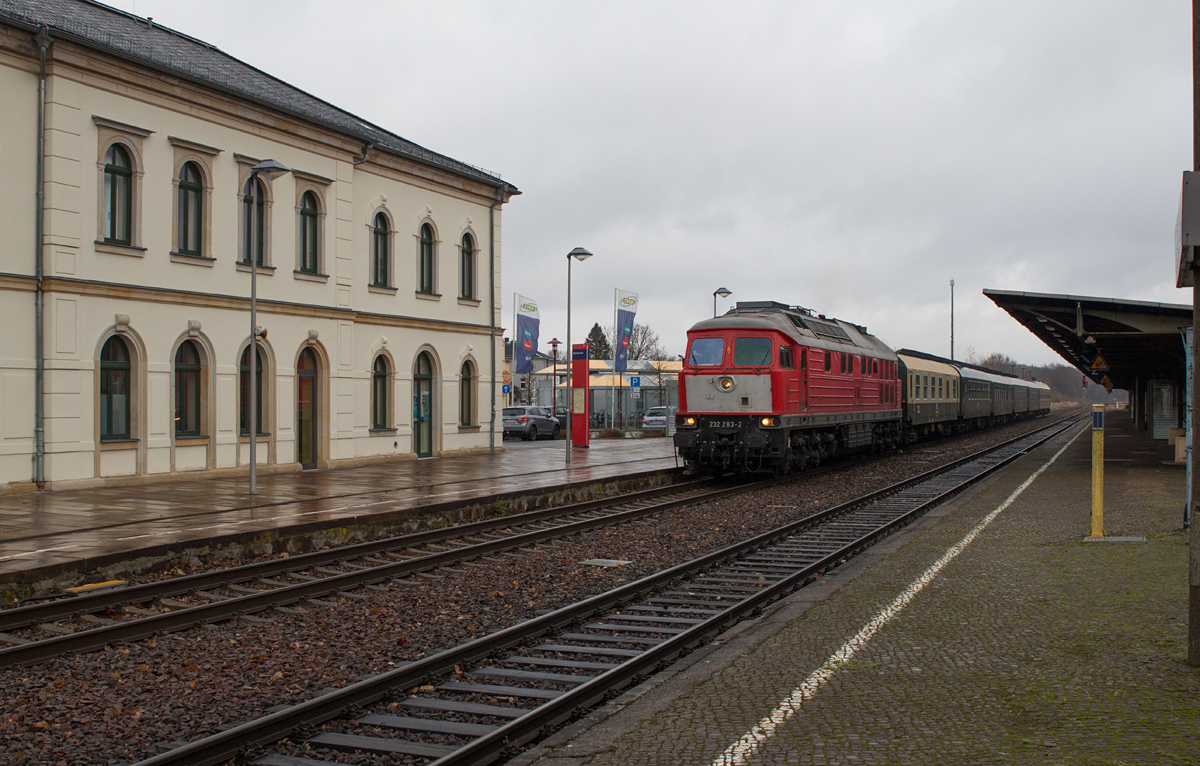 Am letzten Novemberwochenende 2016 sprang die WFL 232 283-2 für die 112 331-4 der OSEF im Sonderzugdienst ein. So ergab es sich, daß erstmals eine 232 die Strecke von Bad Schandau nach Sebnitz befuhr.

In Bischofswerda wurde der Advents-Sonderzug von Löbau nach Bad Schandau am Vormittag des 27.11.16 im Bild festgehalten.