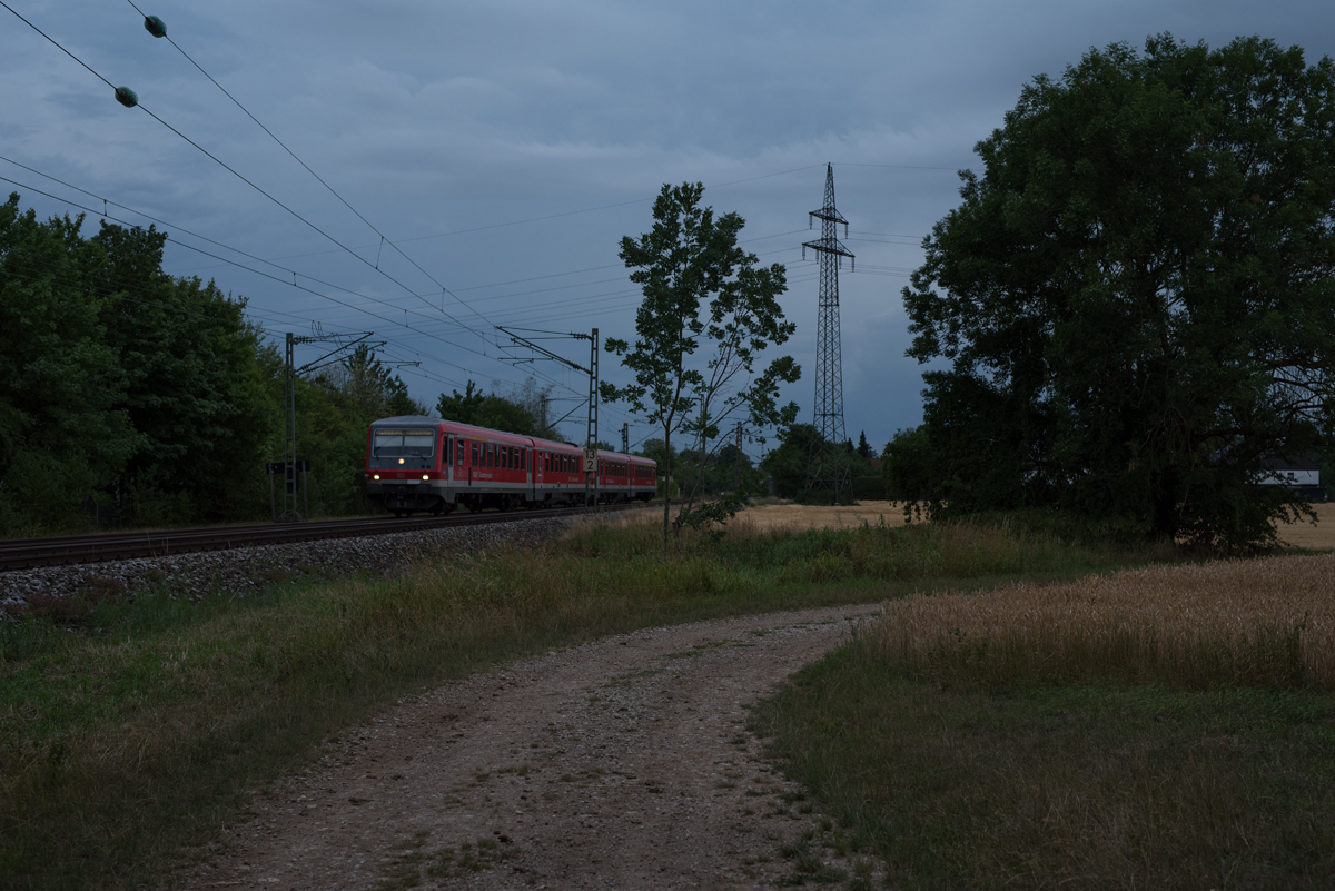Am Rande Heimstettens wurde ein 628-Doppelgespann (628 567-0 + 560-5) von München Hbf nach Mühldorf am wolkenverhangenem Abend des 10.07.17 fotografiert.