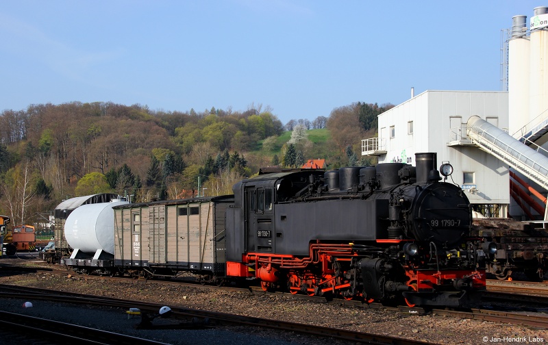 Am sonnigen Morgen des 16.4.15 stand die 99 1790-7 am Bahnhof Freital-Hainsberg abgestellt.