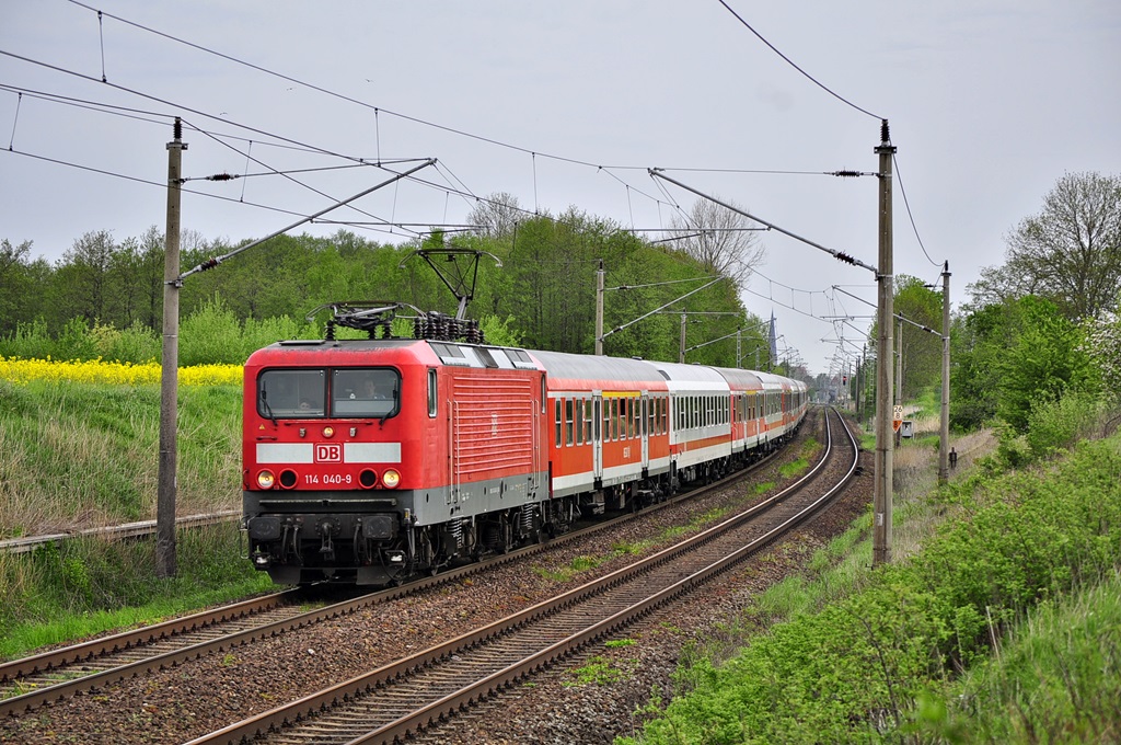Am trüben 12.05.2015 ist die 114 040 mit einem Kreuzfahrersonderzug nach Berlin unterwegs,hier in Sildemow.