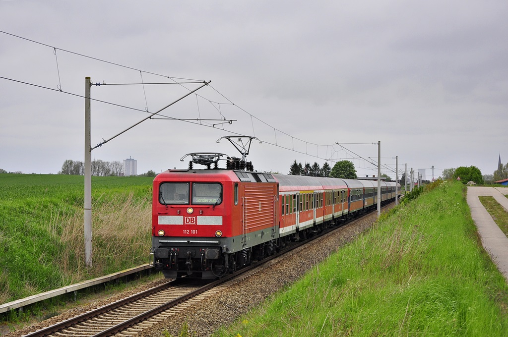 Am trüben 16.05.2015 ist die 112 101 mit einem Kreuzfahrersonderzug nach Berlin unterwegs,hier in Gragetopshof.