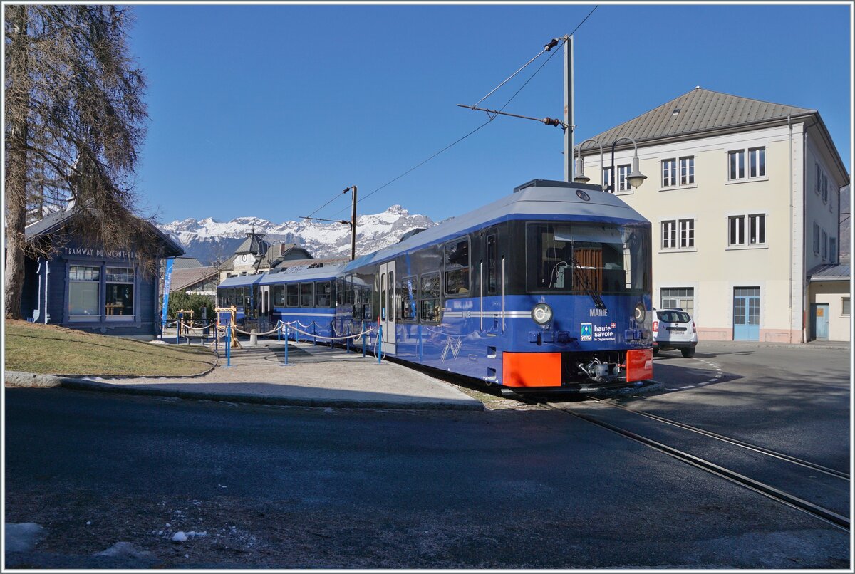 Auf dem Bahnhofsplatz von Saint Germain-Les-Bains-le-Fayet wartet  Marie  mit ihrem Steuerwagen auf die baldige Bergfahrt. 

14. Februar 2023