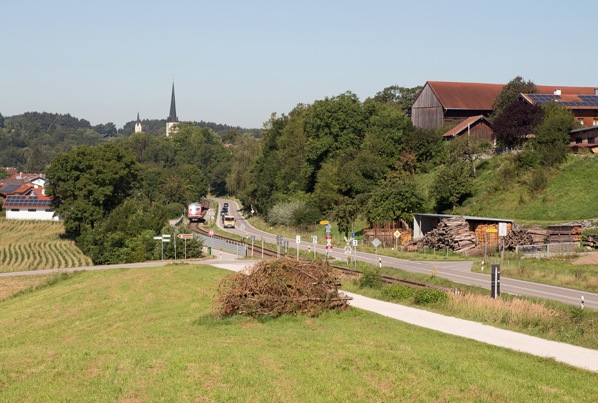 Auf dem Streckenast Hörpolding - Traunreut wurde mit Blick auf St. Georgen der Mühldorfer 628 560-5 entlang der Straße am 25.08.16 fotografiert.