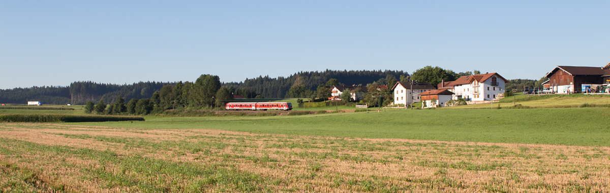 Auf seiner ersten Fahrt von Traunstein nach Traunreut am 25.08.16 wurde 628 560-5 bei Hörpolding fotografiert.