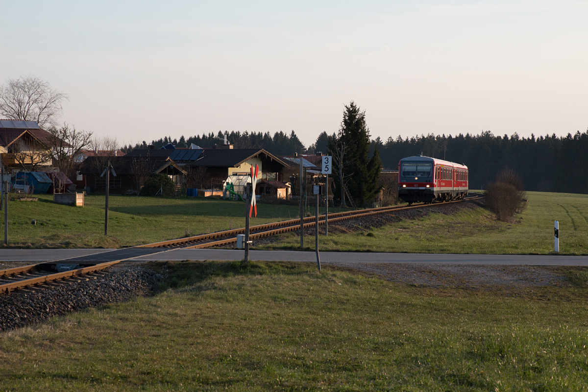 Auf seiner Fahrt von Waging am See nach Traunstein wird 628 628-0 gleich den Haltepunkt von Weibhausen erreichen. (10.04.15)