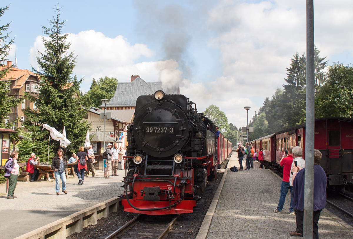 Aus Wernigerode ist am 16.08.16 die 99 7237-3 in Drei Annen Hohne eingetroffen und wird ihren Zug weiter zum Brocken befördern.