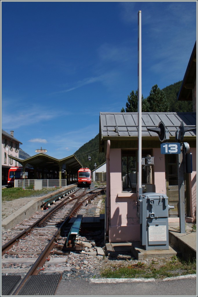 Bahnübergang I: SNCF und TMR Regionazüge warten auf ihre Abfahrt in Valorcine.
28. Aug. 2015 