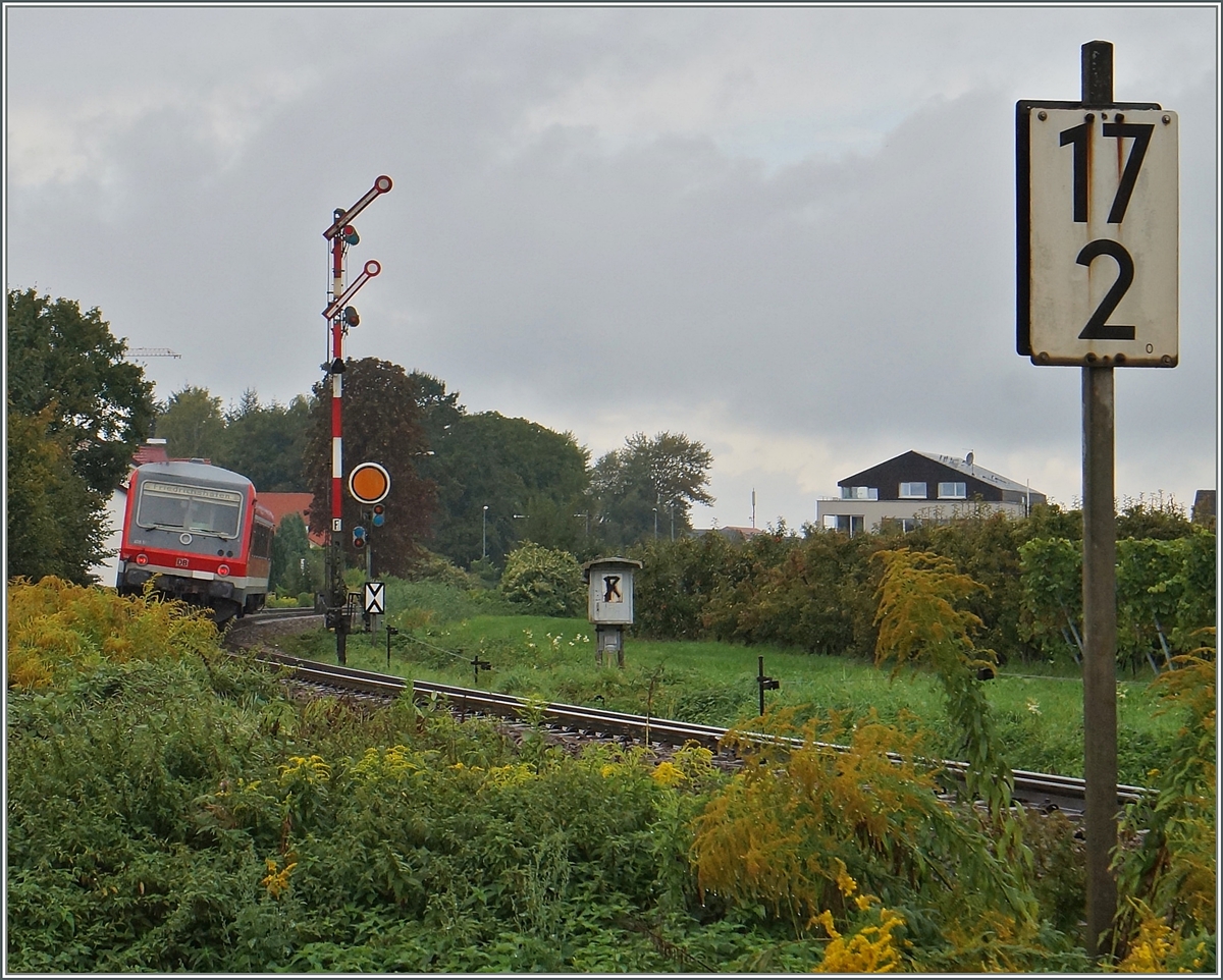 Bei Kilometer 17.2 steht das Einfahrhaupt und Ausfahrvorsignal von Nonnenhorn.
Da der VT 928 unterwegs Richtung Friedrichshafen in Nonnenhorn den IRE Stuttgart - Lindau kreuzt, welcher noch nicht eingetroffen ist, steht das Ausfahrvorsignal fotogen auf  Halt erwartet . 
18. Sept. 2015
