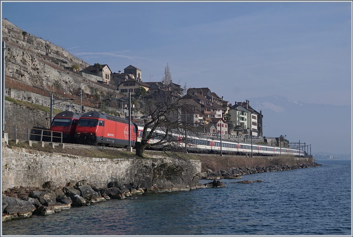 Bei St-Saphorin begegnen sich zwei IR Züge Geneve- Brig bzw. Brig Genève. 
6. Feb. 2018